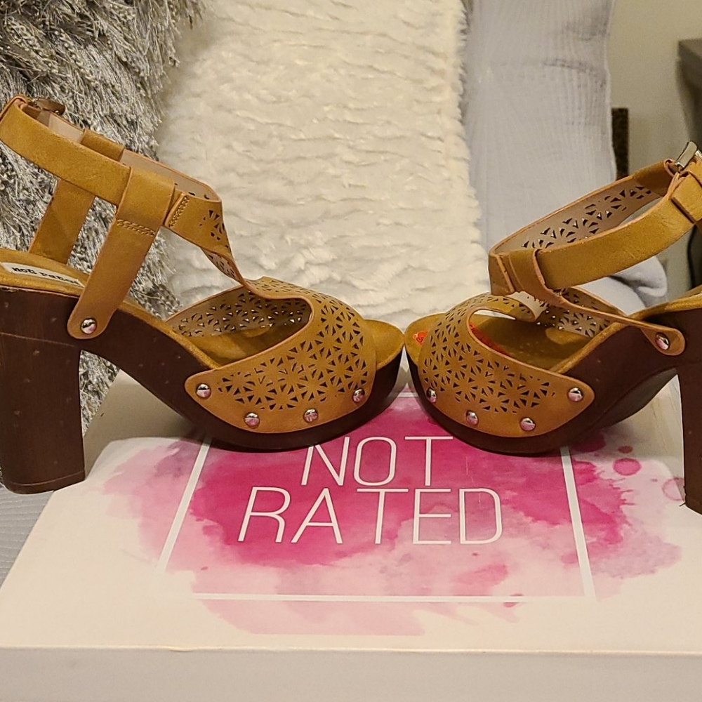 Sandals - Picture 2 of 7